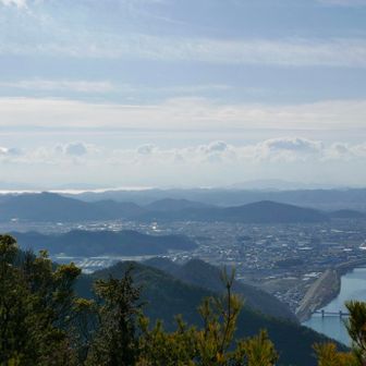 正面は小豆島　大気が澄んでいたら奥に四国の山々、ワタシの大好きな剣山が見えるそうです✨