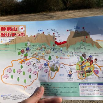 「登れた？火事の跡あった？」ってお土産屋さんの店主。火事の話をしてくれて、ここが燃えたんだよ〜ってマップを赤く塗って渡してくれました。お店に被害はなかったけど煙はお店まできたそう。大きな被害にならなくて良かったです。