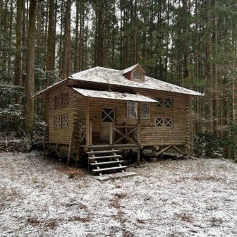 泊まれるログハウスがありました😳