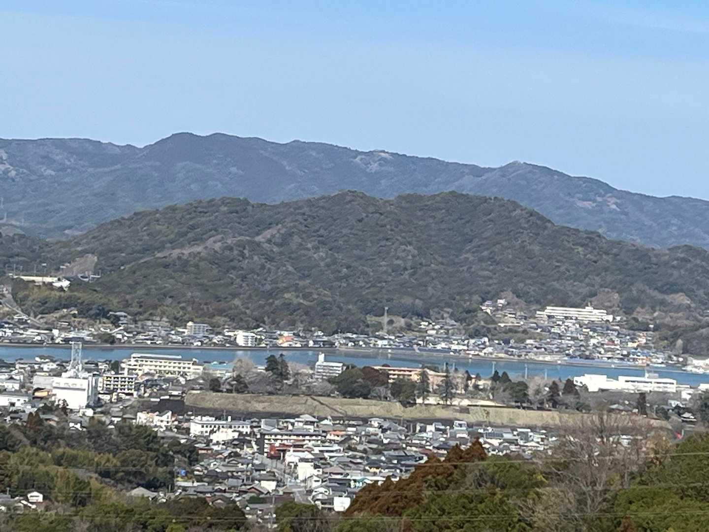 階段上から
市街地と三角台
その向こうに白石山