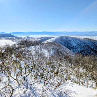 🏔️雄国山からの眺め　
遥かに🏔️越後駒ヶ岳(中央右)と🏔️会津駒ヶ岳(中央左)、雄国沼(手前左)✨️　