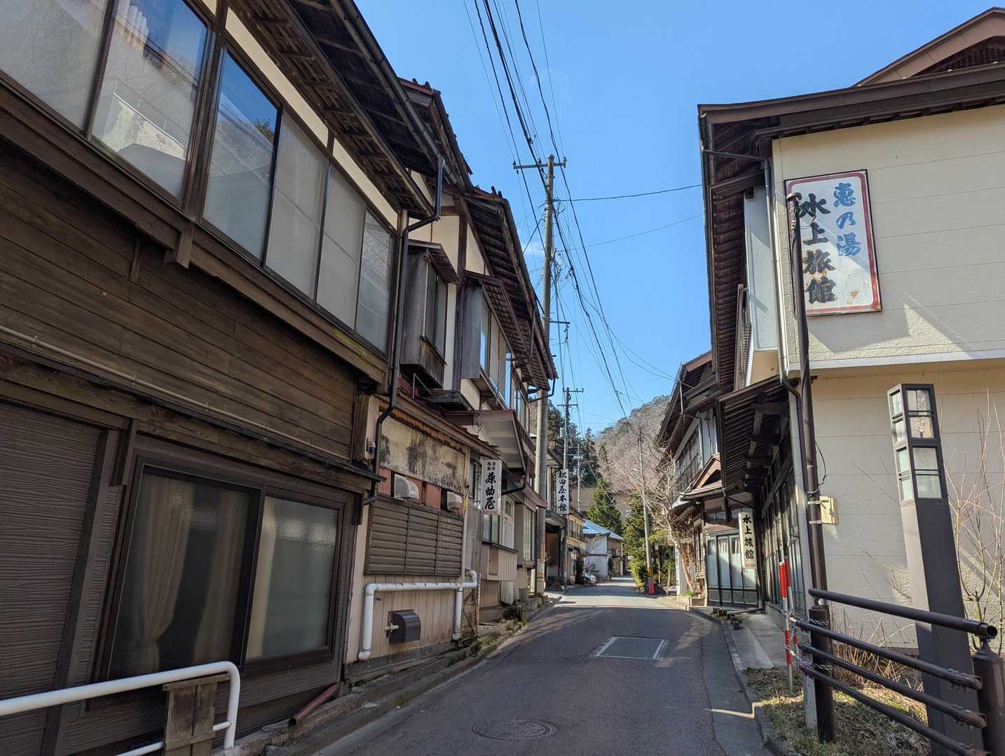 下山して駐車場方面と反対の六郎山登山口へ向かいます👣