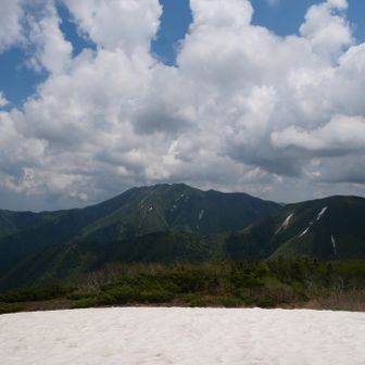 山頂からウペペサンケ山