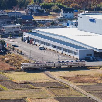 「ぷるんと蒟蒻ゼリぃ〜」byめるる
な、ORIHIRO本社工場さんをバックにJRオリジナルカラー高崎行（進行方向←）が行く（ノートリミング）
元JRローカル車なので🚾有るが、上信に譲渡されてからは閉鎖中（ローカル私鉄ゆえ汚物処理が出来ない）