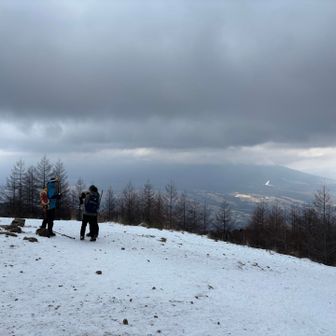 こんな天気でも、10人ぐらい山頂にいました。さすが入笠山。