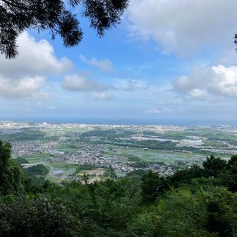 城の山頂上からの展望
案内板によると薦野地区全域が見渡せているってことですね。玄界灘まで見えてます