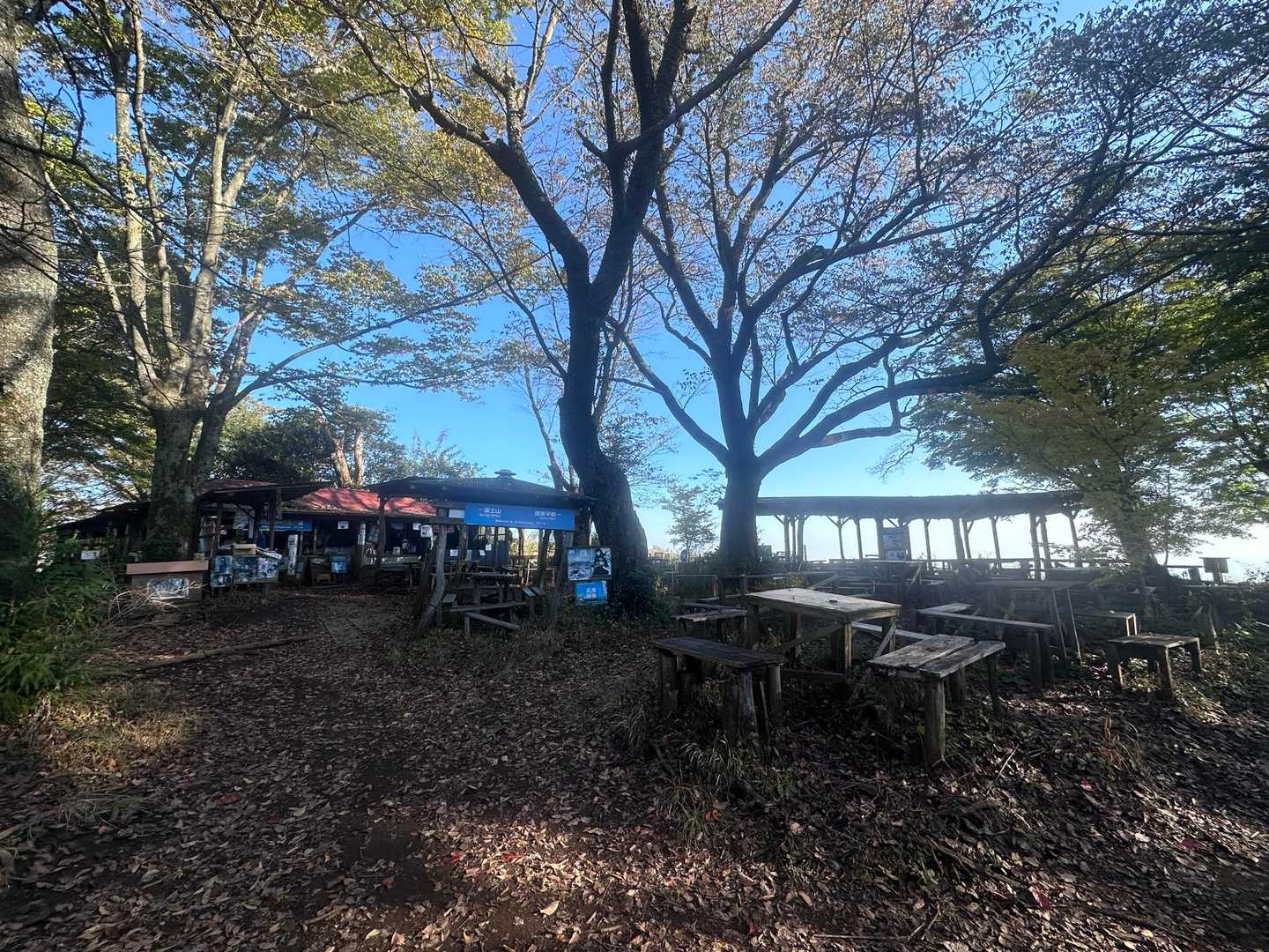 景信山山頂
こちらも椅子テーブルあります