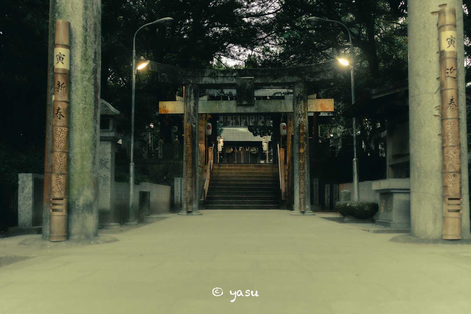 志式神社

火明神とは諸説あるが、ここでは饒速日命（ニギハヤヒノミコト）のこととする。海幸彦のこととする有力説もある。
饒速日命は、神武天皇と同じ天つ神であって、神武天皇の東征の前に大和の一部の国造りをナガスネビコと共に行っていた。
神武天皇は、ナガスネビコと戦い勝利する。
饒速日命は、神武天皇に恭順し国譲りをしたか、討死したとされる。
（全て私見です）
