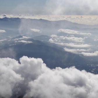 湧き上がる雲と丹沢の山並みと。