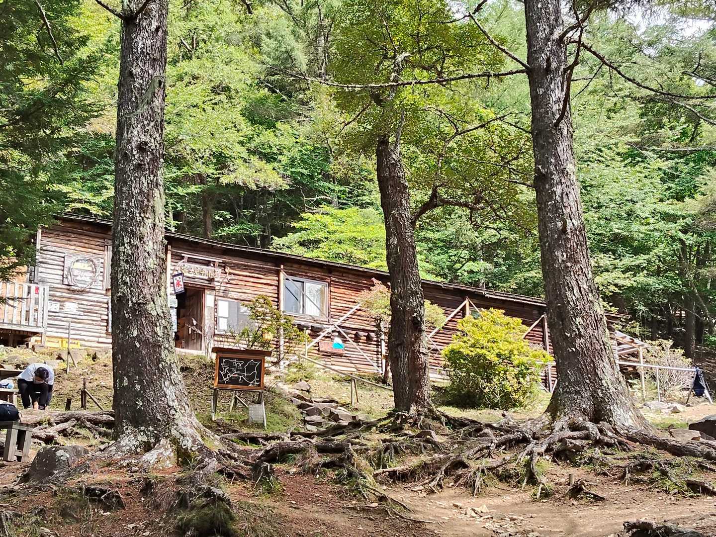 富士見平小屋まで戻ってきました☺️バッチを買いに中へ入ったらとってもおしゃれで驚いた😳