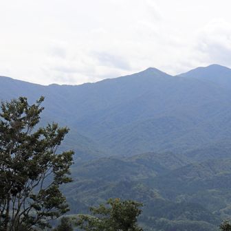 鳥原山から大朝日岳(展望塔から)