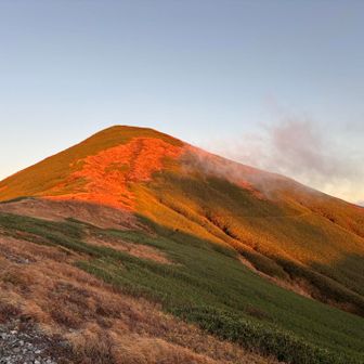 夕焼けに染まる北股岳を見てから就寝
