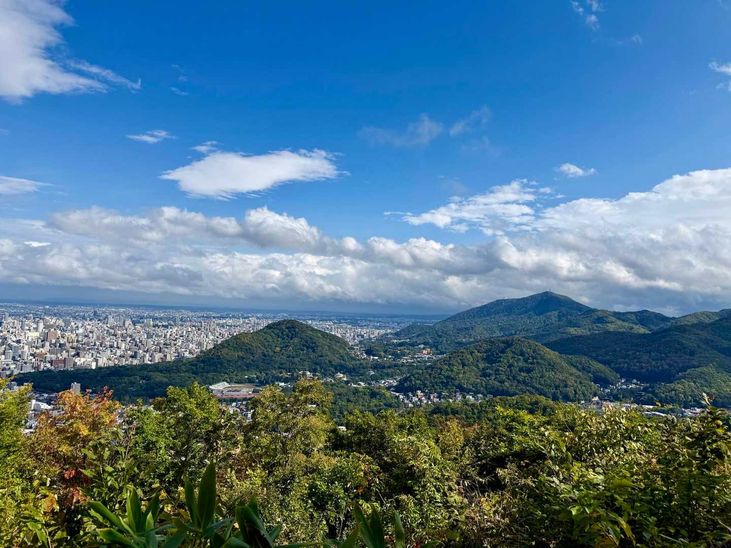 着きました♪
山頂には４人組の楽しそうなチームがいらっしゃいました🤗
全然、寂しくなんかないから😚