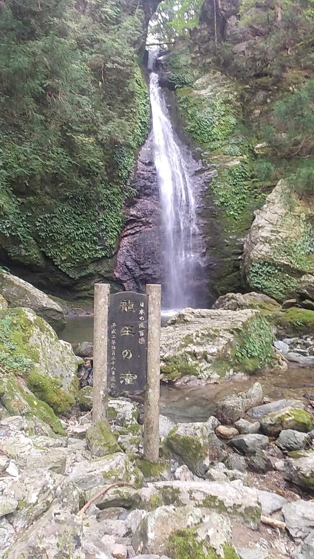 日本の滝百選だけあって見事