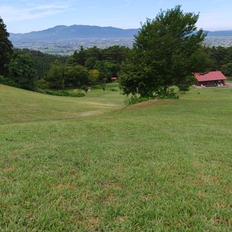 かつては閑乗寺スキ一場のゲレンデ　５合目登山口に向かいます　遠くには南砺の名峰 医王山