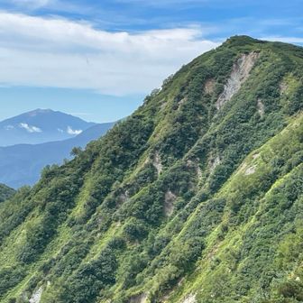 霞沢岳と御嶽山。