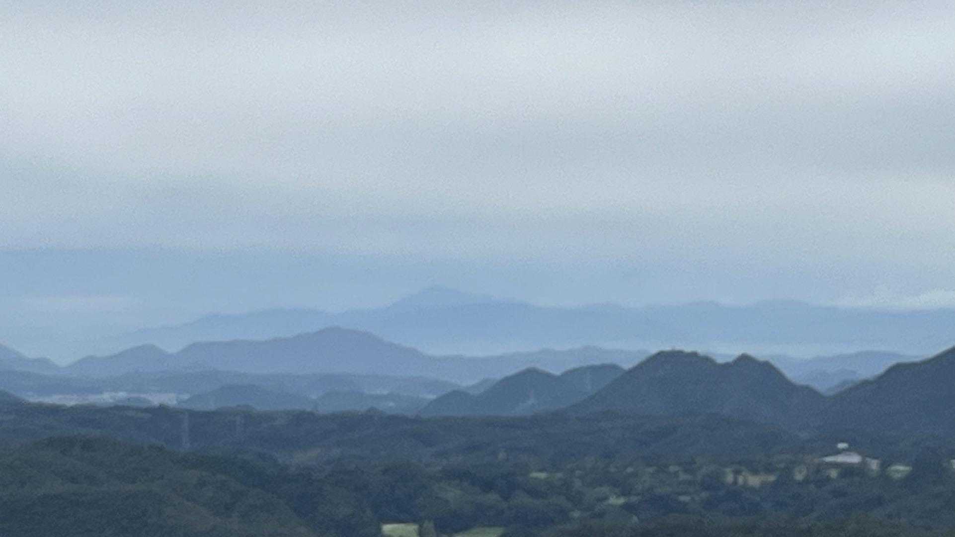 遠くにたくさんの高い山がみえるけど、
全然、名前わからない💧