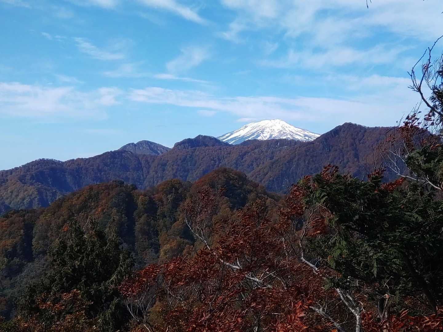 遠くに鳥海山