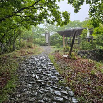 護摩壇山の大きな山頂標識が見えてきました。