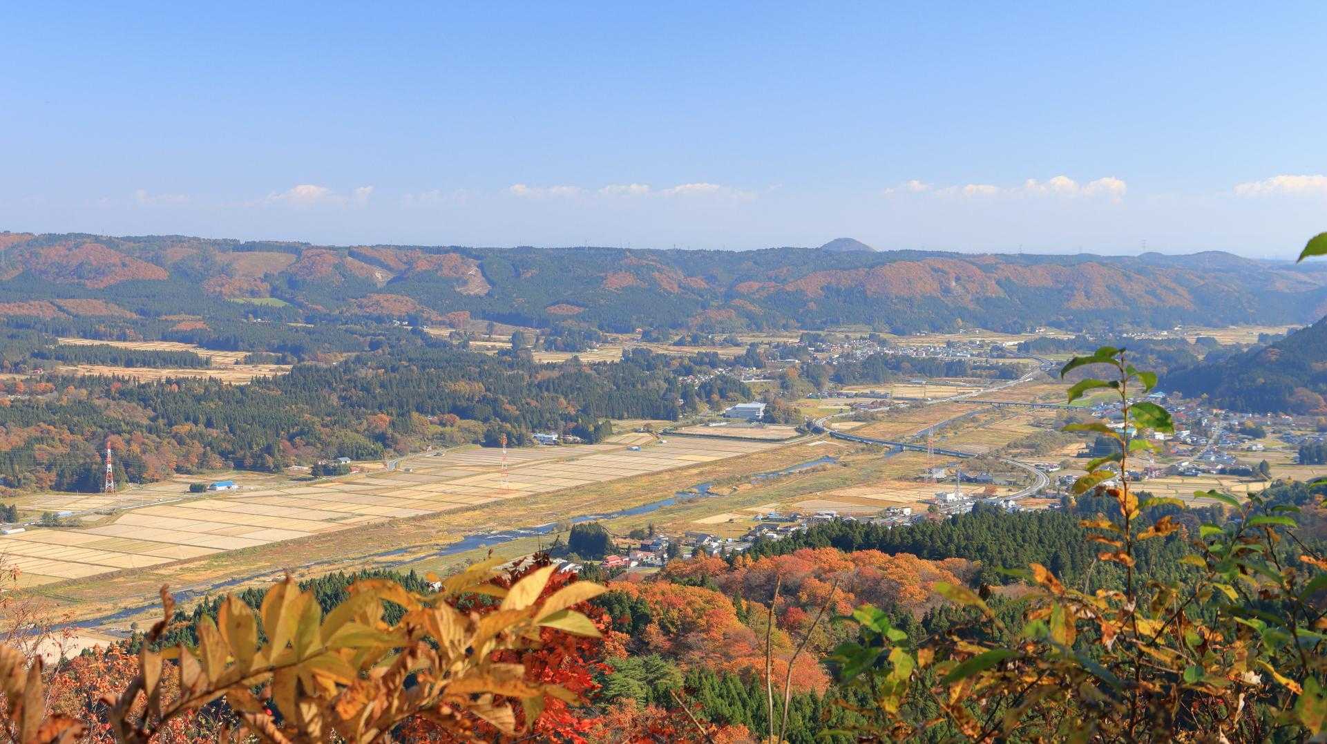 中ノ岳から眺めた
川渡温泉方面です。