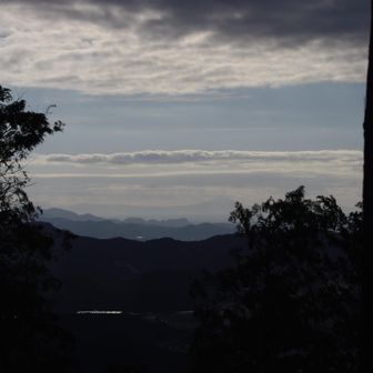 岩舟山の奥にうっすら筑波山
