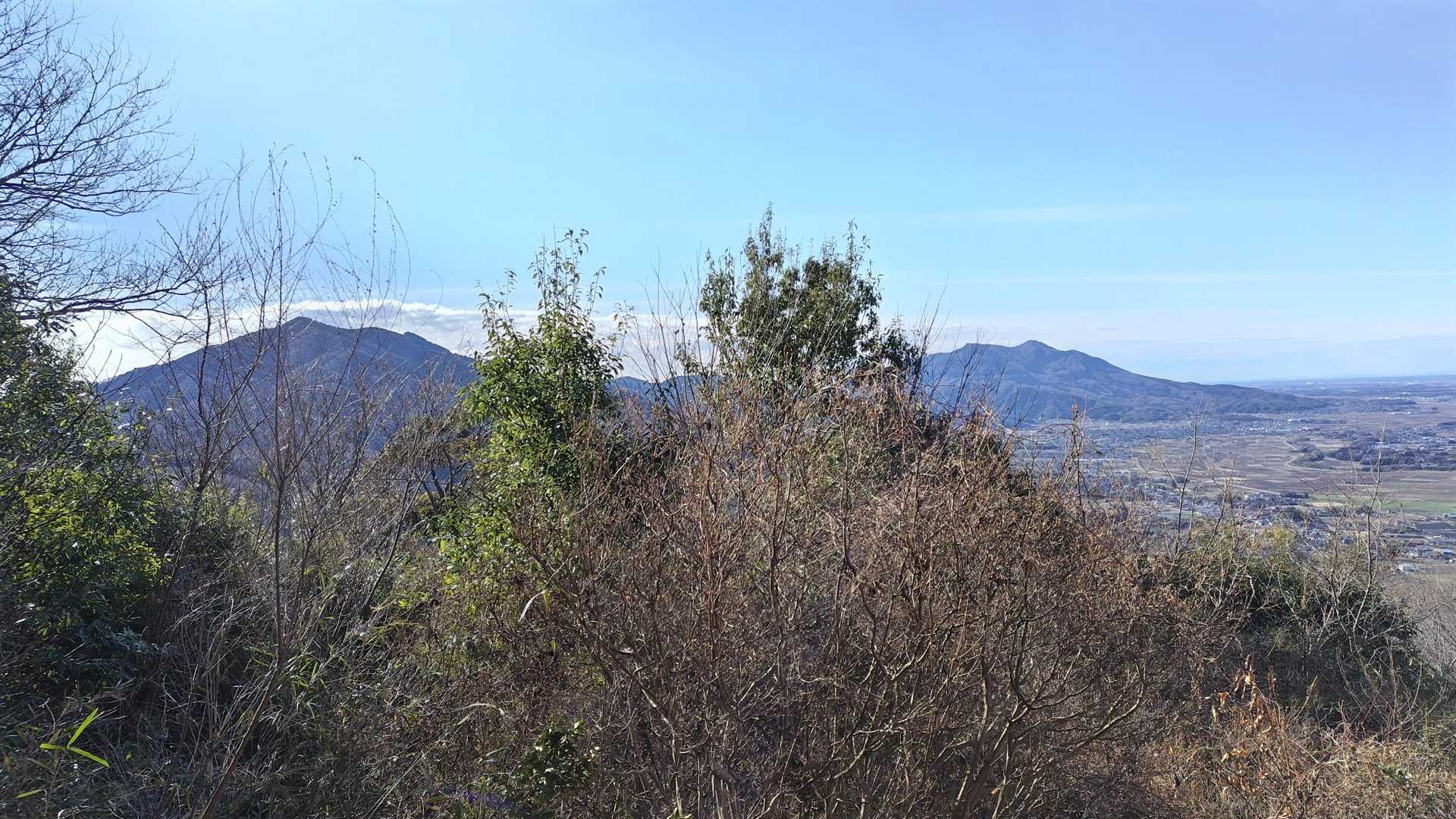 おお？右側にあるのが筑波山だとして、左のが加波山だね！！やっと両方ロックオンできたよ！