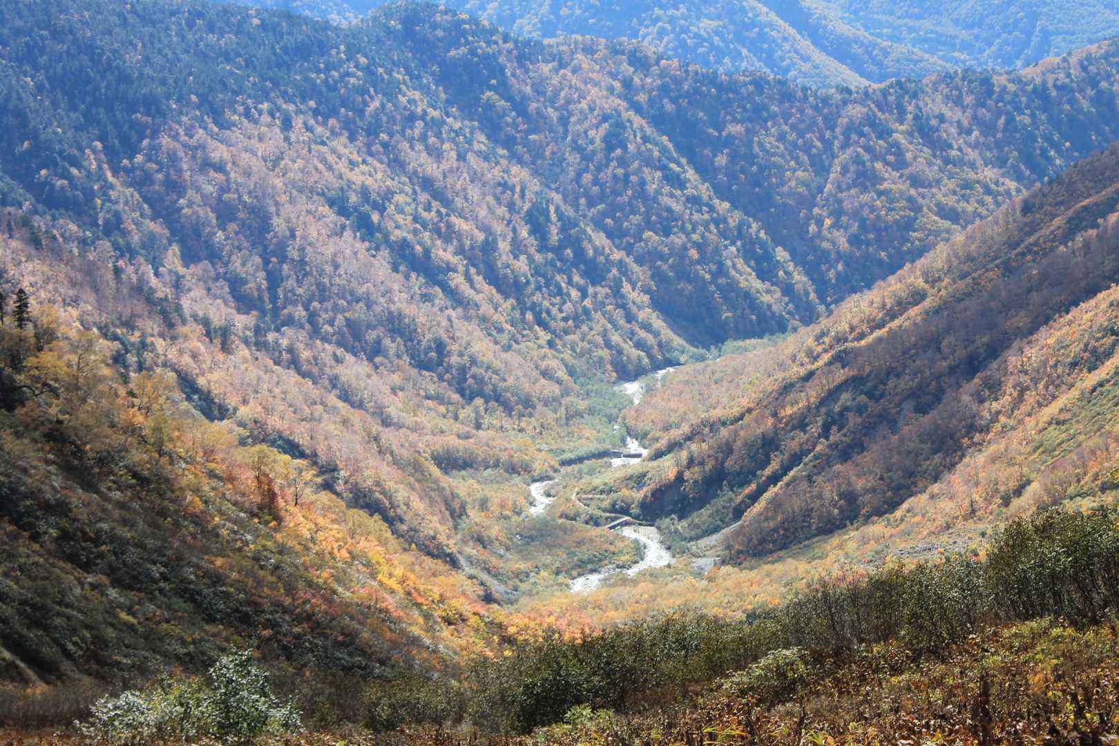 双六岳 | なだらかな山頂の彼方にそびえる槍ヶ岳の鋭峰は人気の絶景・天空の滑走路の写真