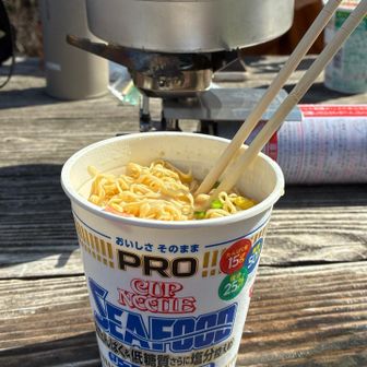 荒宿荘前テーブルで昼食