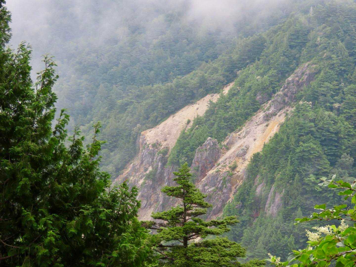 木とガスの隙間から荒々しい山肌が⛰️
迫力があってかっこいい