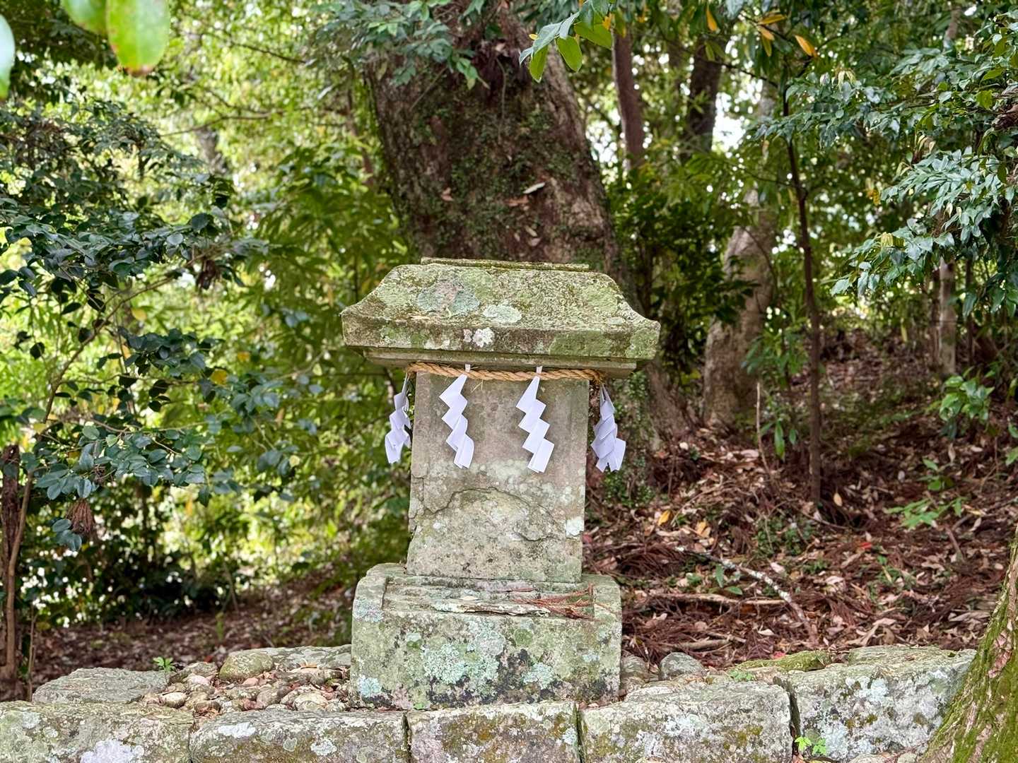 祓殿王子跡（はらいどおうじあと）
前世と現世に心身に積もった汚れを祓い清め、日本第一の霊験をもって知られる熊野三所権現の神威にすがって、祈願し、生命力を蘇らせることを目的とする熊野参詣では、禊ぎや祓いが重視されました。
中でもこの王子での祓いは、熊野本宮参詣の前に行うもので、これまでの道中での祓いにも増して重要だったそうです。