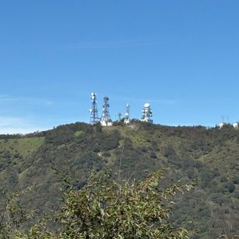青空に💙地蔵岳の電波塔