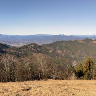 気持ちの良い広々とした草原越しにこれから歩く稜線が見えます。
右手前のモッコリが今から向かう大霧山です⛰️