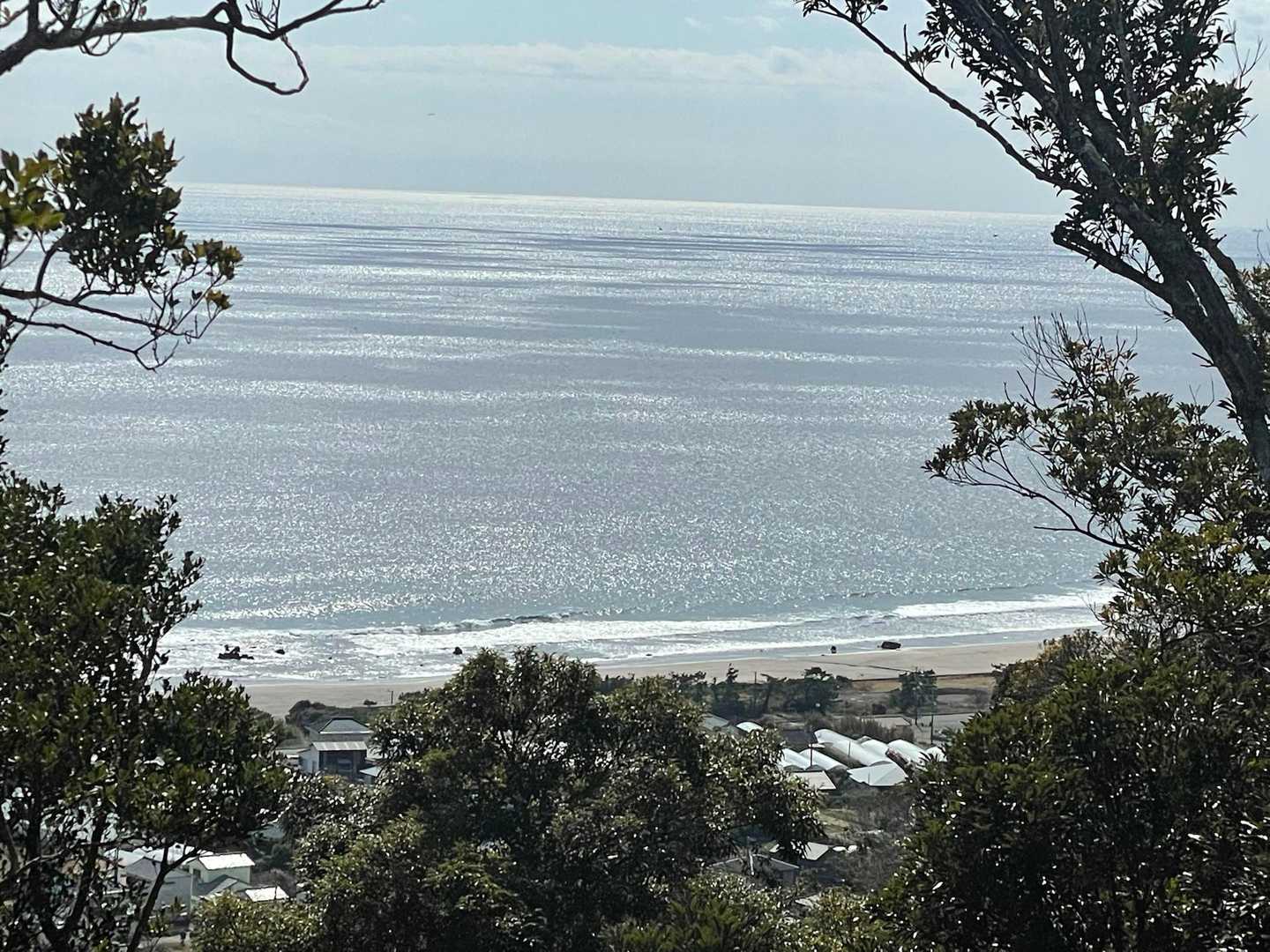 波の音も聞こえてきます♪白く光っている海