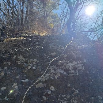 生瀬富士山頂近くで岩場急坂。ロープあり。