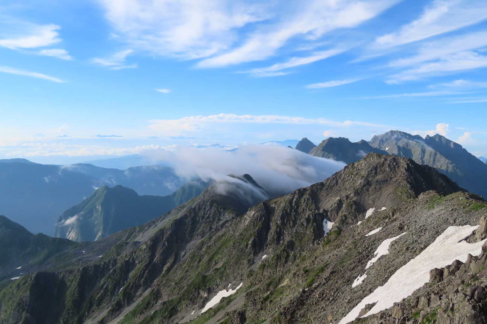 しかし、大キレットは、右から左へガスを受け流す～～～♪♬
ガスの通り道
ずっと左奥に富士山が見えたよ☆。★