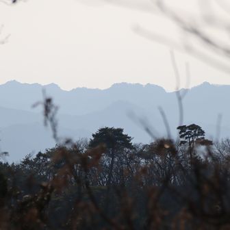山頂から望む古賀志山方面。
日光連山～高原山、那須連峰は枝越しから僅かに望めた。