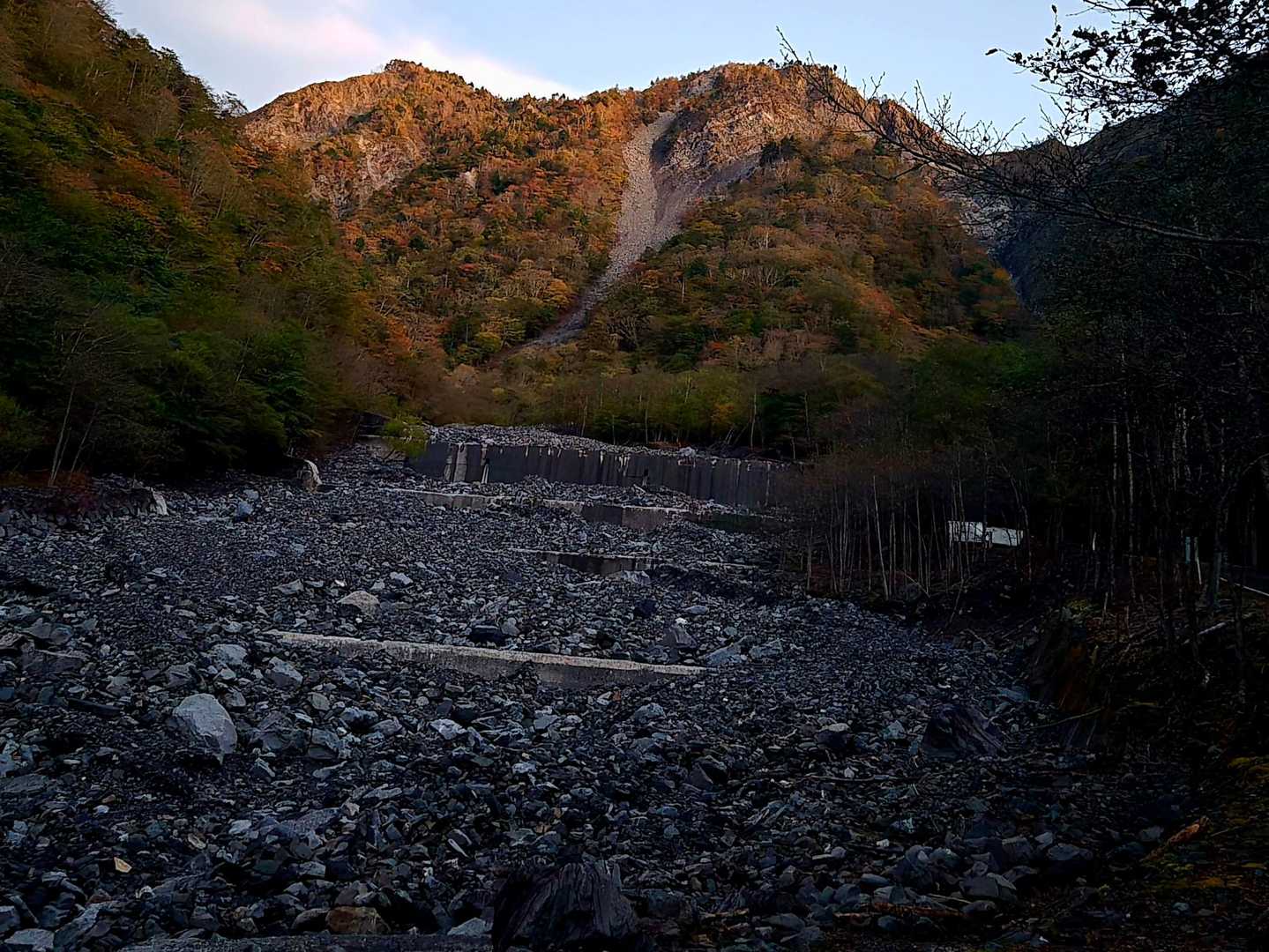 大谷川。今思えば、多分あの右側のが大谷嶺では？気付かなかったので、ピークファインダー、試して無い。