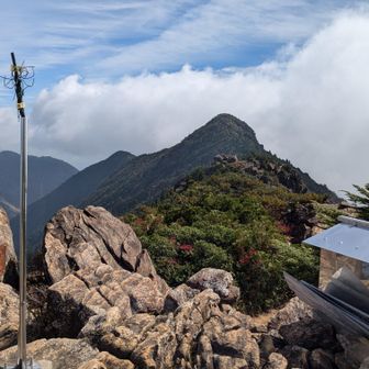 八巻山から東赤石山を望む