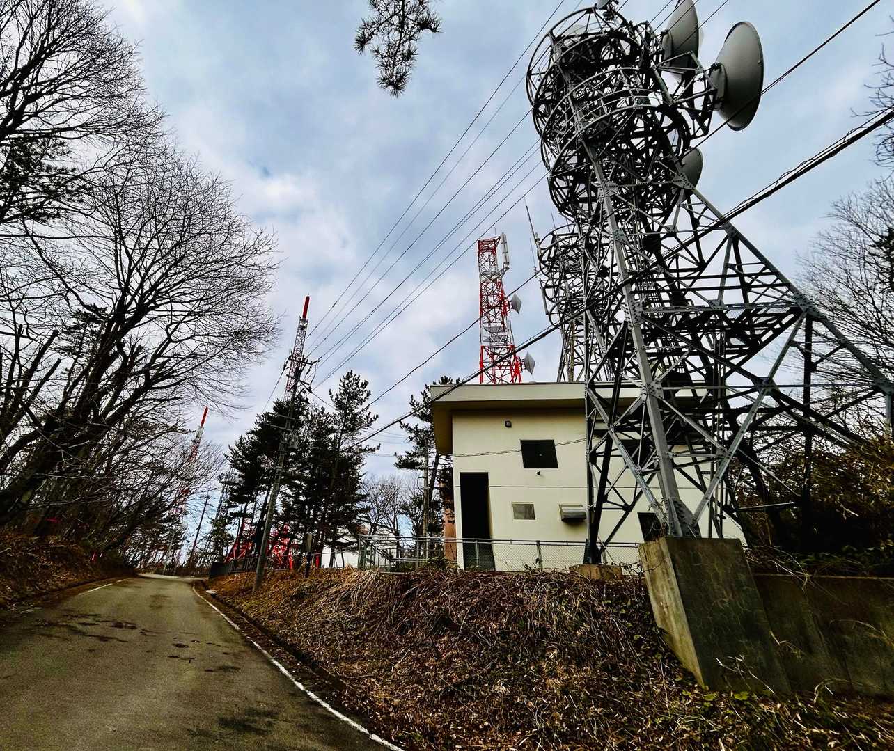 沢山の電波塔を横目に、下山スタート