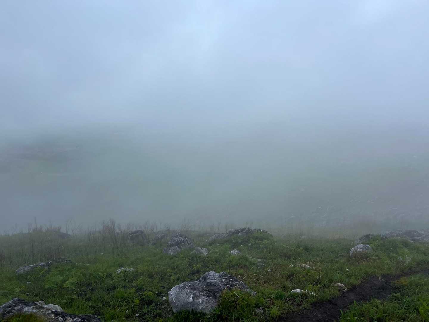 大平山からの景色

何も見えません(￣▽￣;)
でも何かこういう景色も幻想的でいいなぁと感じる私もいます✌️