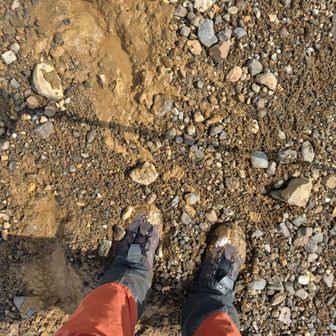 山頂付近は粒子の細かい砂に雪解けの水分が混ざってヘドロ状態。靴がドロドロになっちゃった。😅