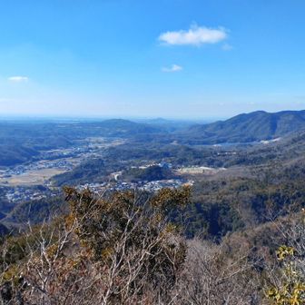 右奥の山から登山開始
呑吐ダムも少し見える
