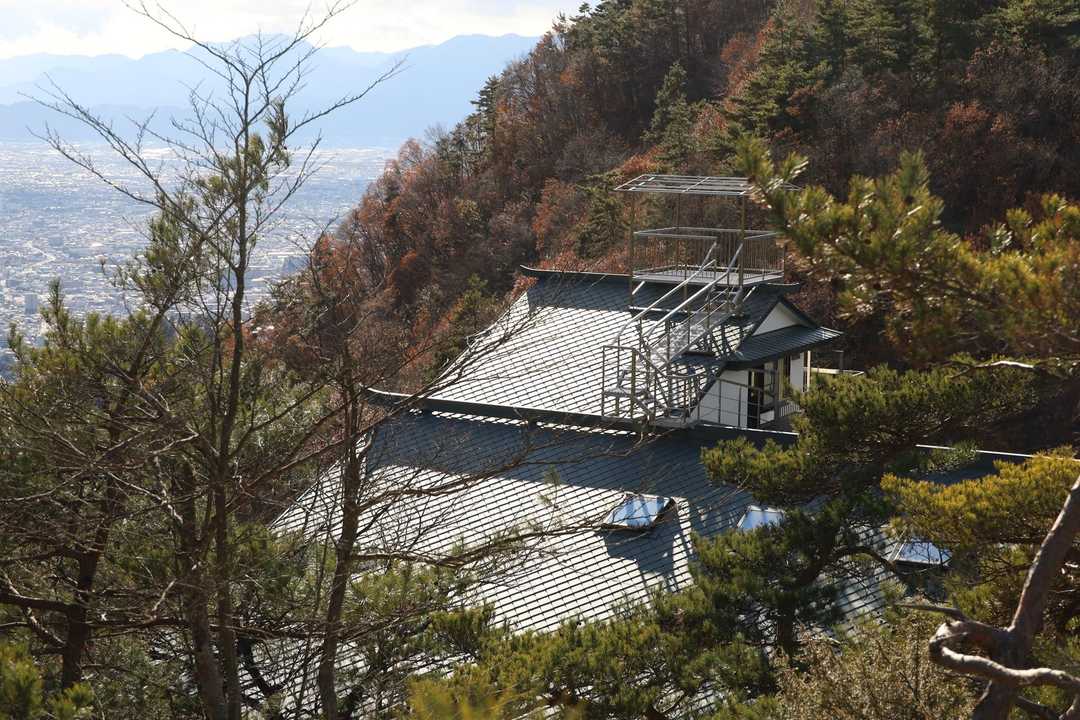 弥勒館が近づいてくる