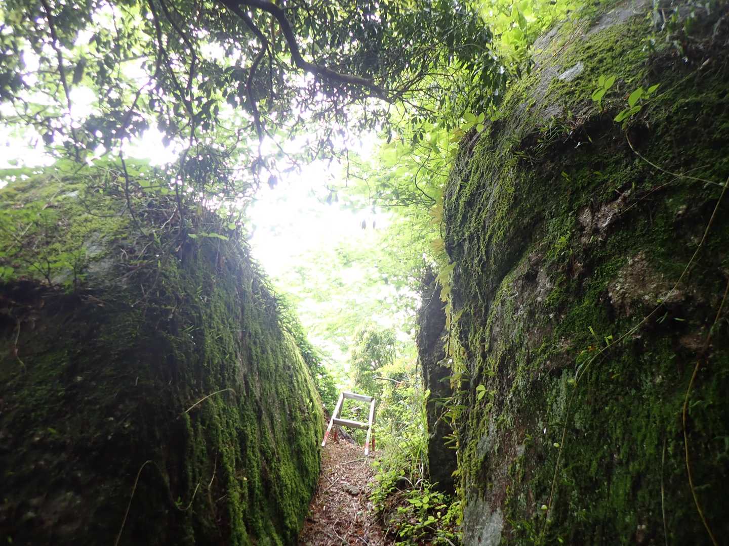岩の上に登ると雨が降るとの説明がありましたのでGW期間中は山に行きたいので登りませんでした？