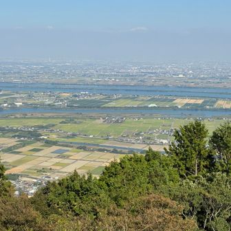 木曽三川沿いの田園地帯。
晴れていれば乗鞍や御嶽も見えそうな感じ。