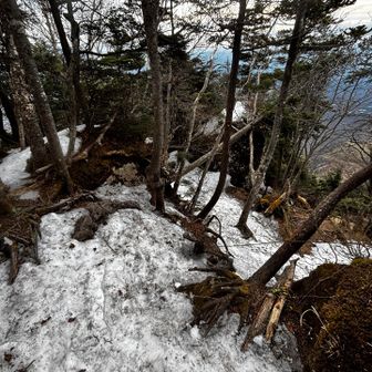 午後から雨なので🐸
降りる時は怖くてアイゼンにしました🥾