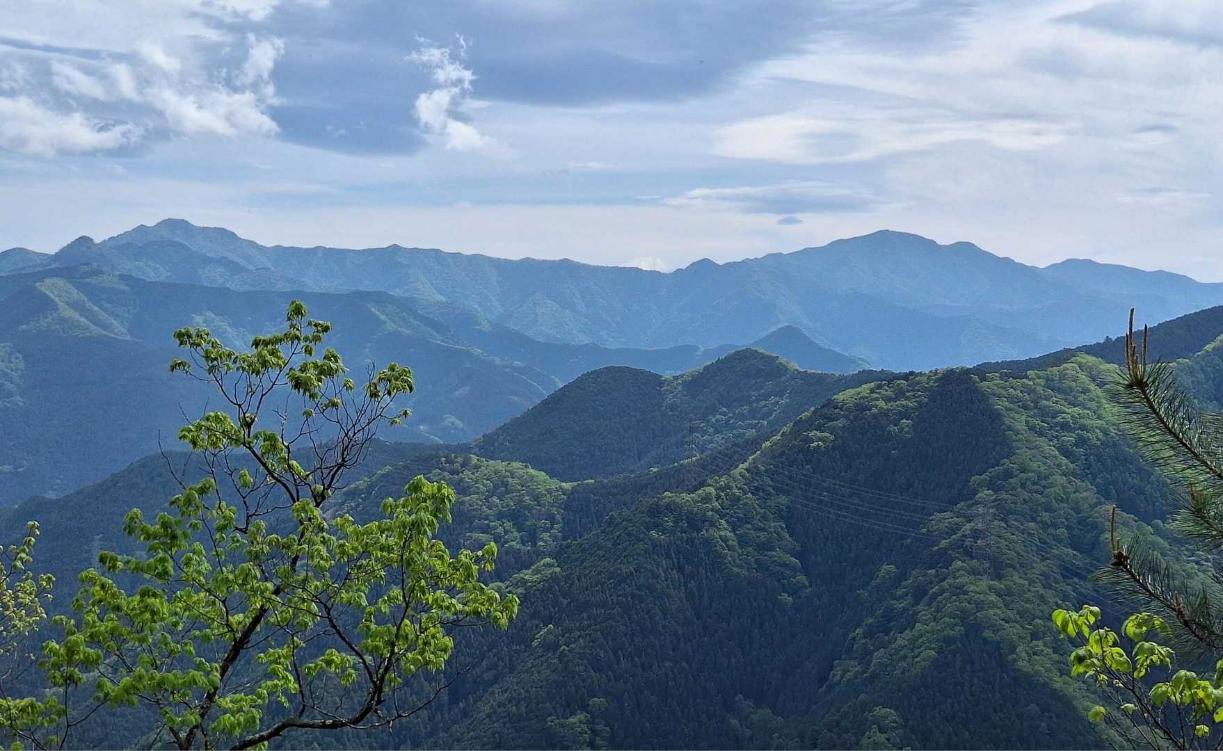 美しい奥多摩の山並みとひょっこり富士山🗻