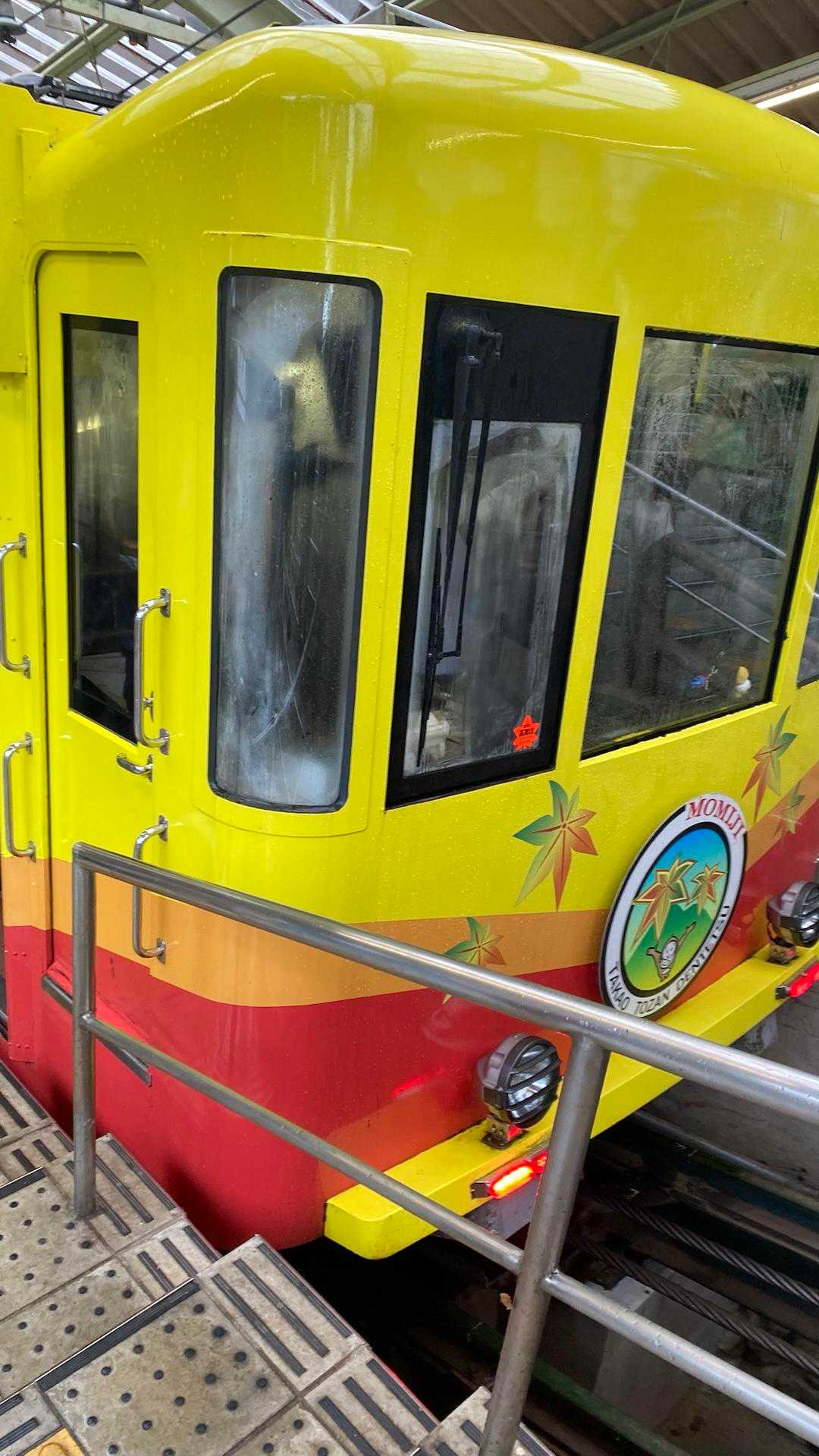 高尾山は20回くらい来てますが
ケーブルカーに乗ったのは初めて
リフトより早く着きます。