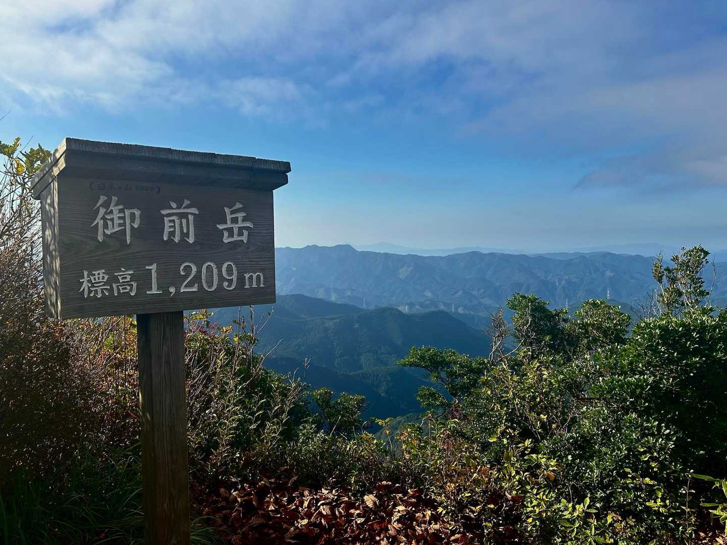 来た道を戻るか長い舗装路歩きか迷ったが、
登り返したくないけど、戻ることに...