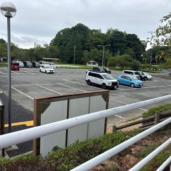 駐車場付近では、晴れ間あり
